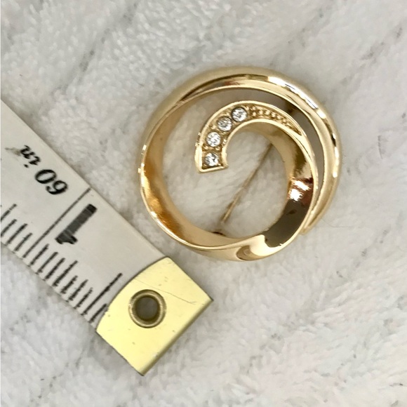 Avon Vintage Classic Circle Pin Gold Tone Metal Rhinestone Brooch - Picture 3 of 4